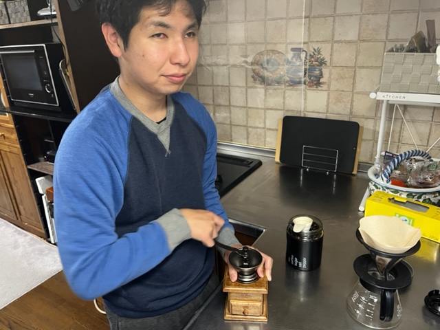 豆を挽くS.Tさん