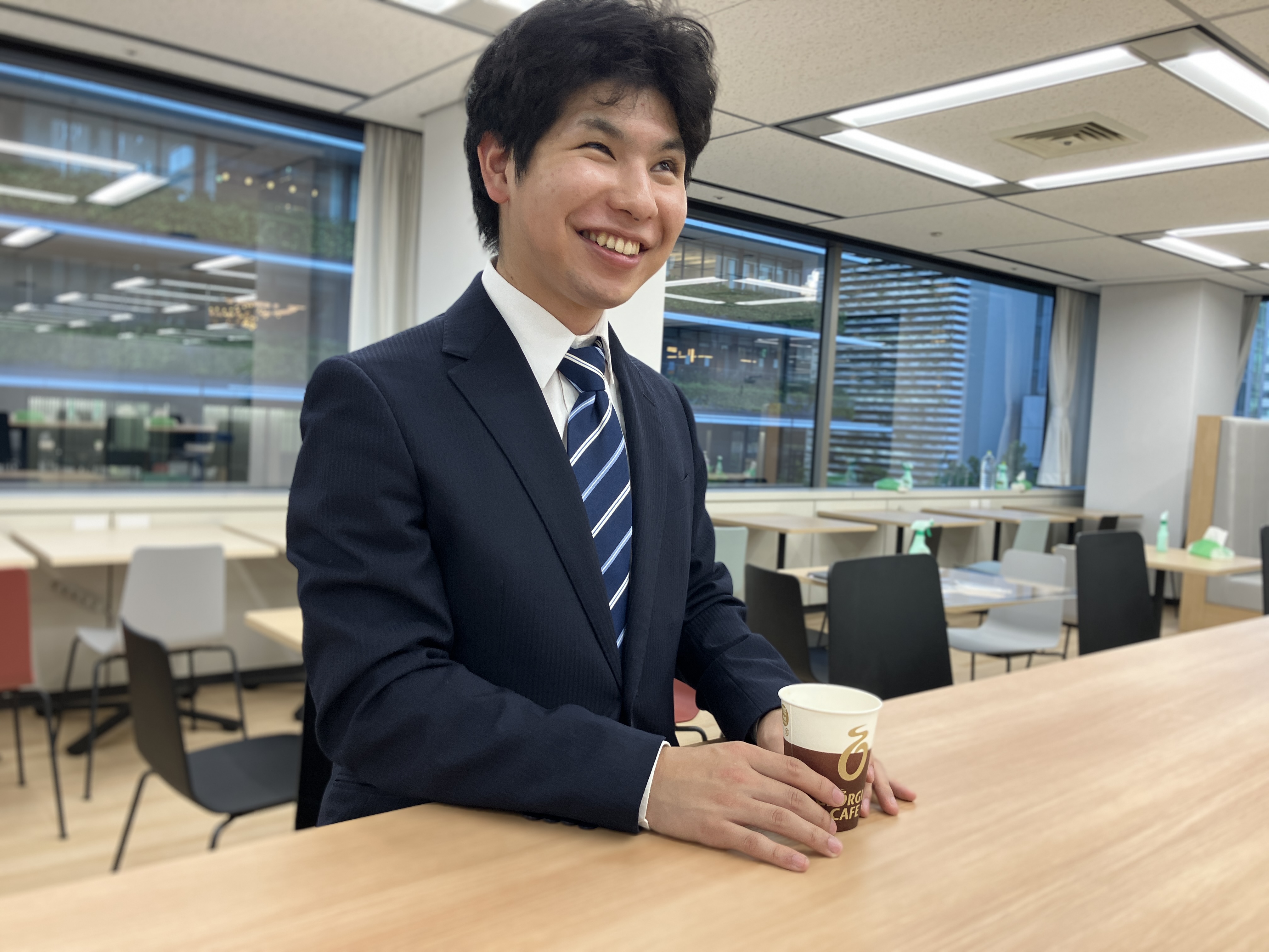 休憩室でコーヒーを飲んでいるお写真