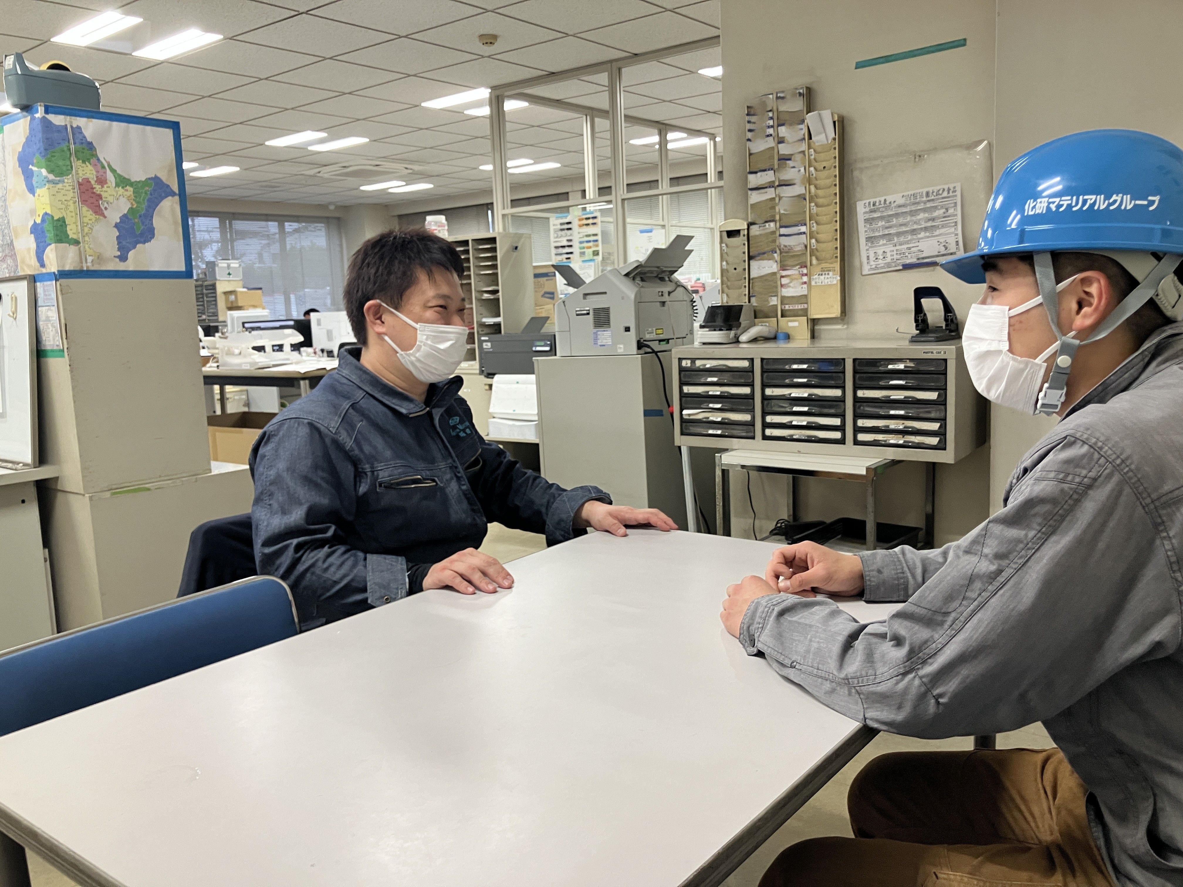 会議室でインタビューを受けているお写真