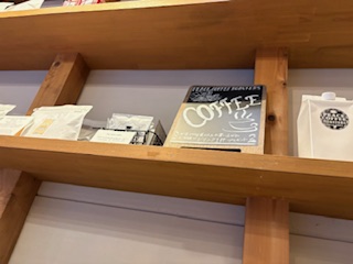 店内の写真。販売用のコーヒー豆が並んでいる。