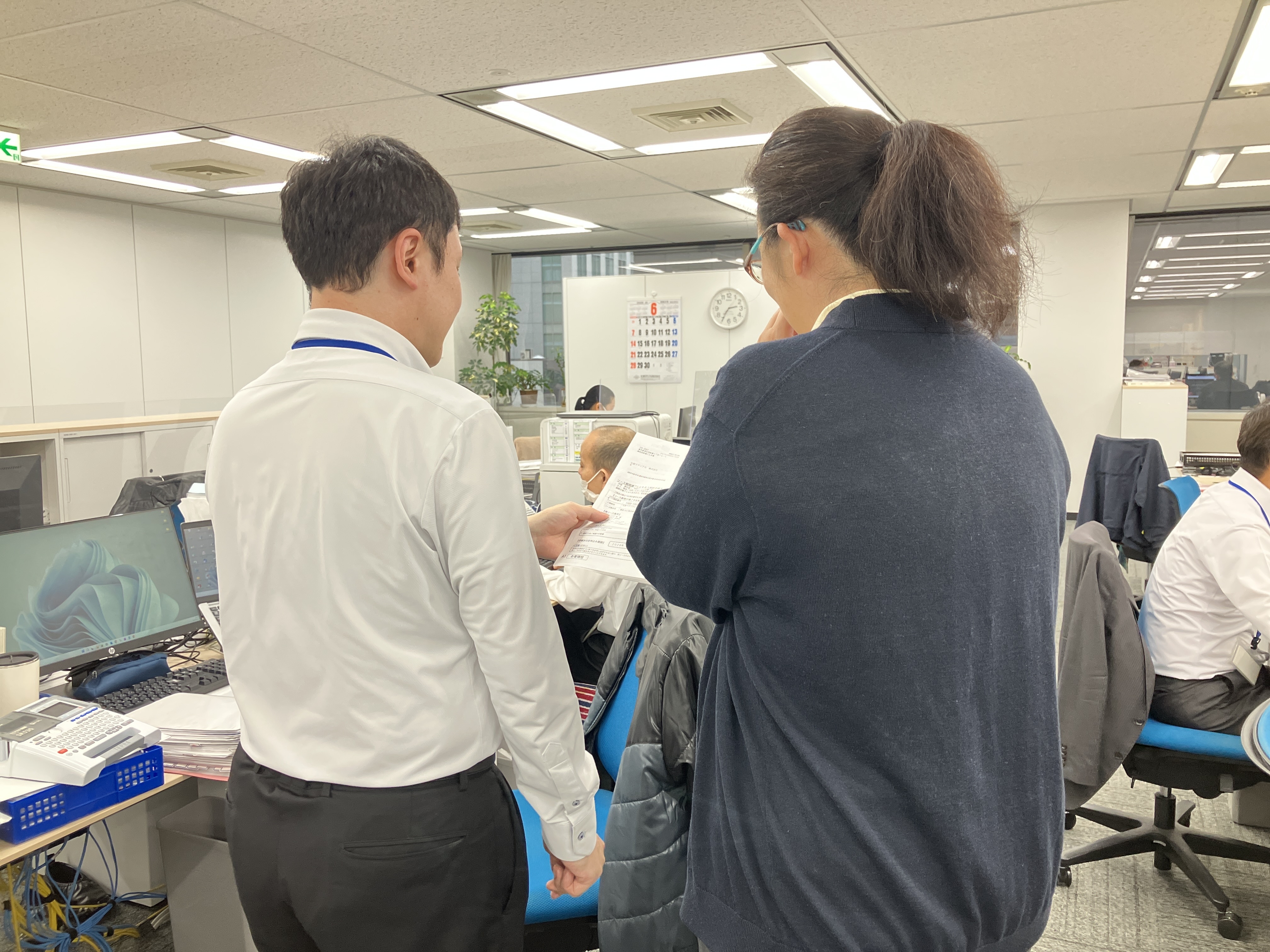 キーワード入力しながらお仕事をしているお写真