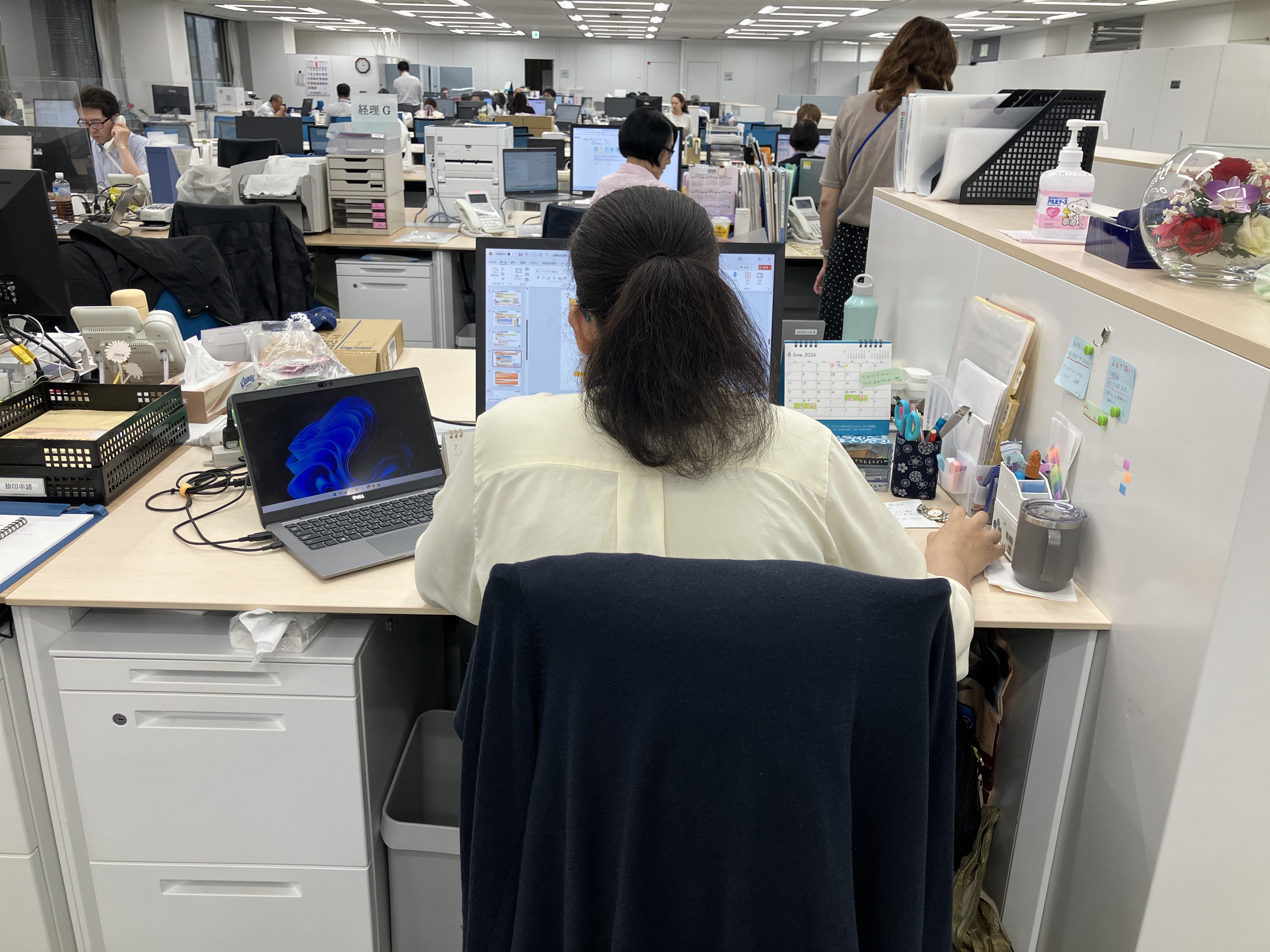 フロアで歩いているお写真