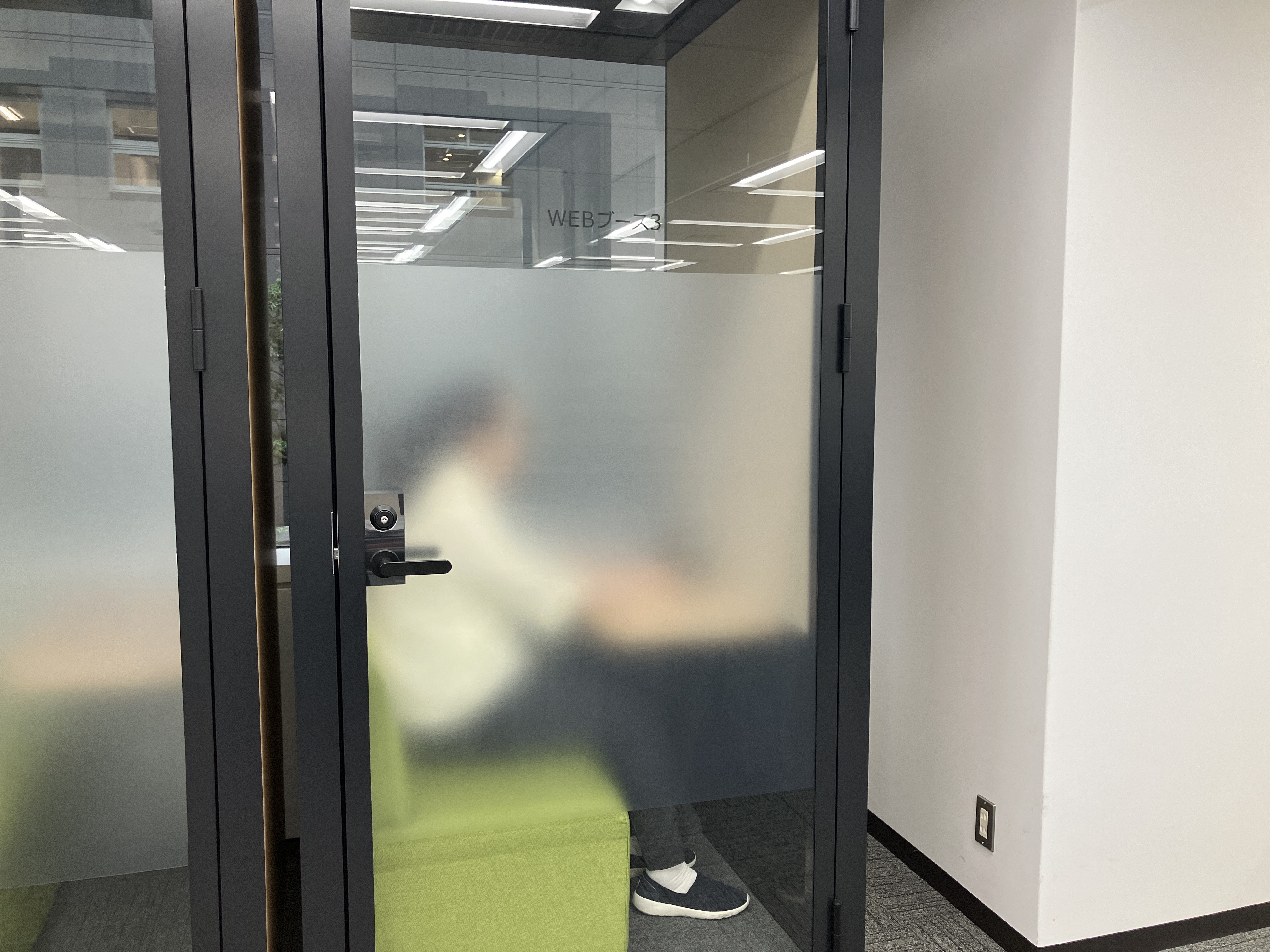 会議室でインタビューを受けているお写真