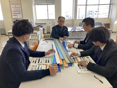バックアップ材の説明をしている様子