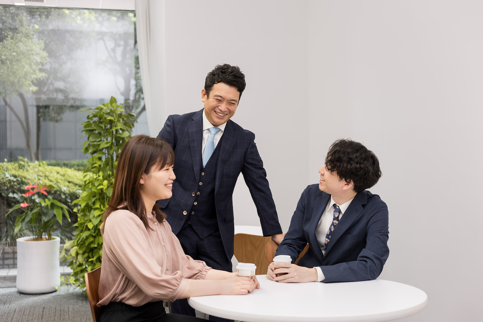 社員3人が楽しそうに雑談している様子